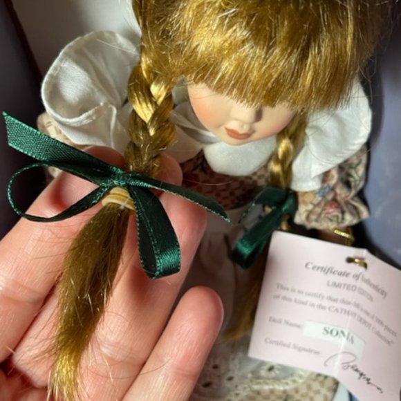 New in box Porcelain Bisque Doll: SONIA by CATHAY Doll Collection - Picture 8 of 10